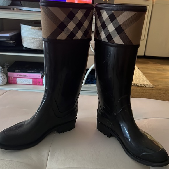 Burberry Rain boots 👢 size 7 run true to size - Picture 4 of 6